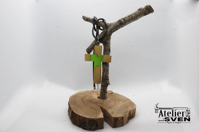 Pendentif Croix Bois & Résine - Couleur VERT CLAIR